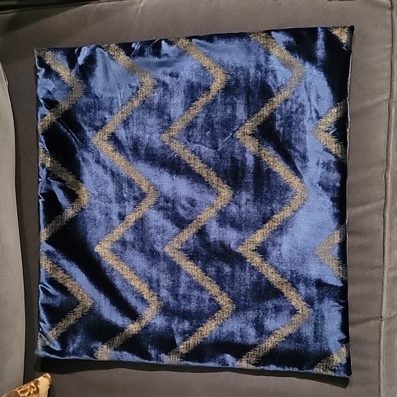 Pair of velvet accent pillow cases - Picture 2 of 4